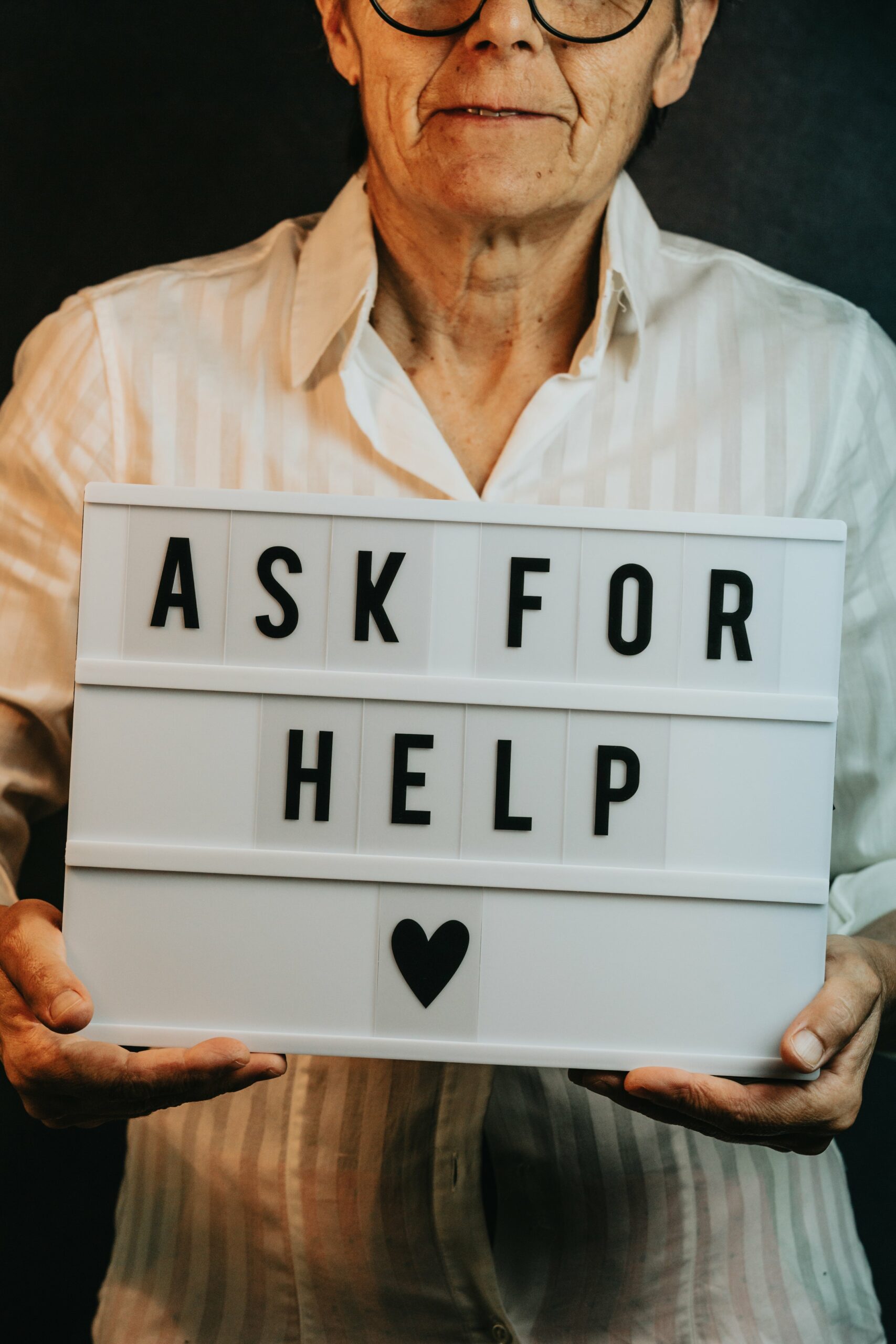 ask for help. Chiedi se hai bisogno di aiuto
